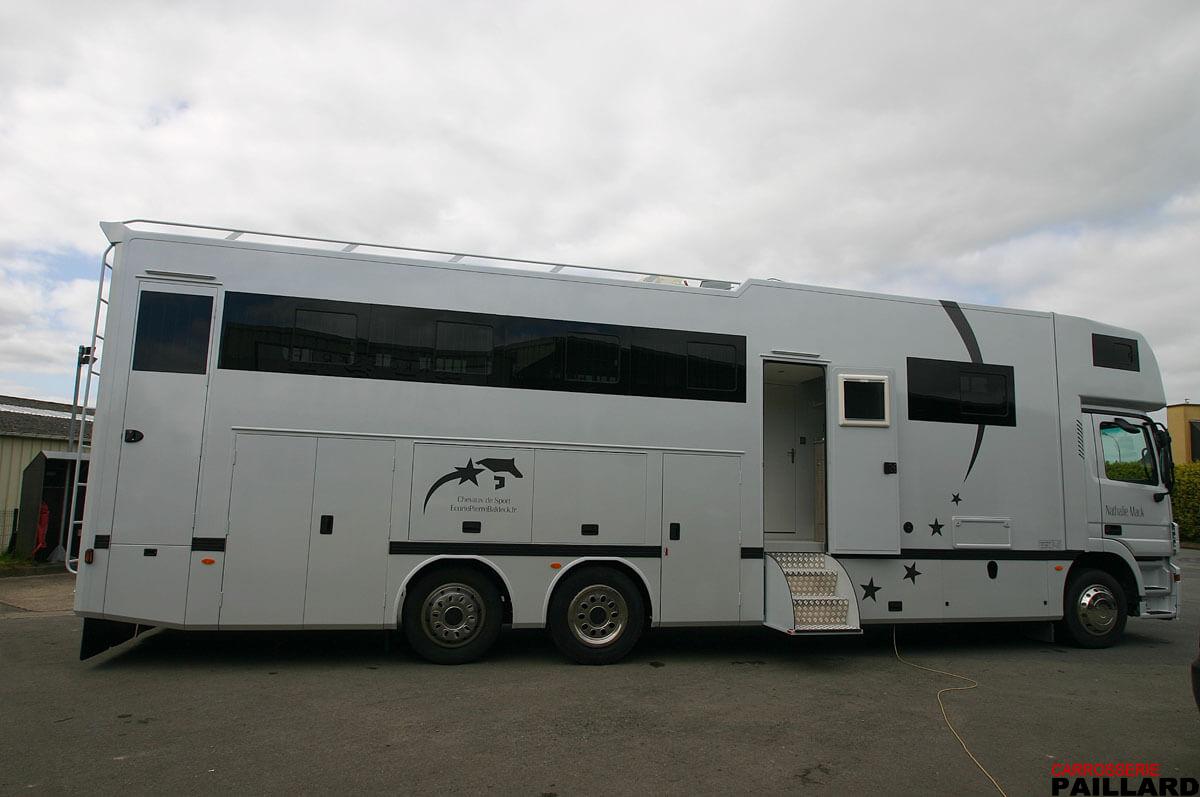 Vue extérieure de Camion chevaux 6×2 Mercedes Actros pour transporter 8 chevaux, aménagé d’un appartement.