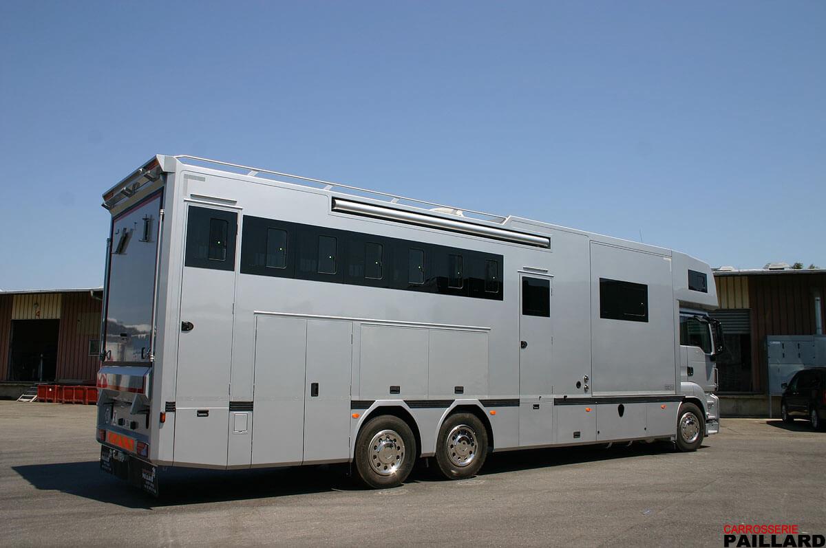 Vue extérieure de Camion chevaux poids lourd MAN 6×2 pour transporter 7 chevaux, aménagé d’un appartement.