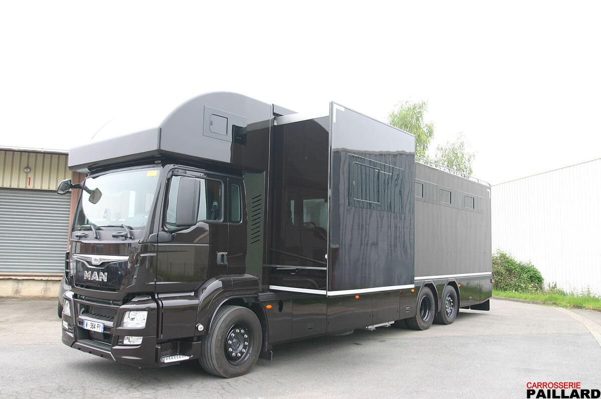Camion-chevaux MAN 6×2 noir vu de l’avant