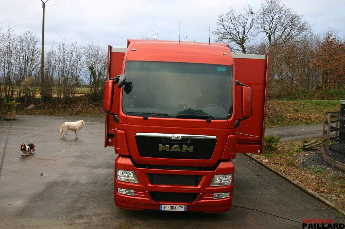 Vue extérieure de Camion chevaux poids lourd MAN 6×2 pour transporter 7 chevaux, aménagé d’un appartement.