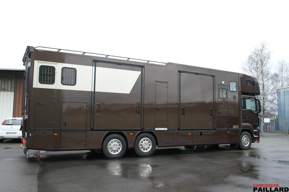Vue extérieure de Camion chevaux poids lourd MAN 6×2 pour transporter 8 chevaux.