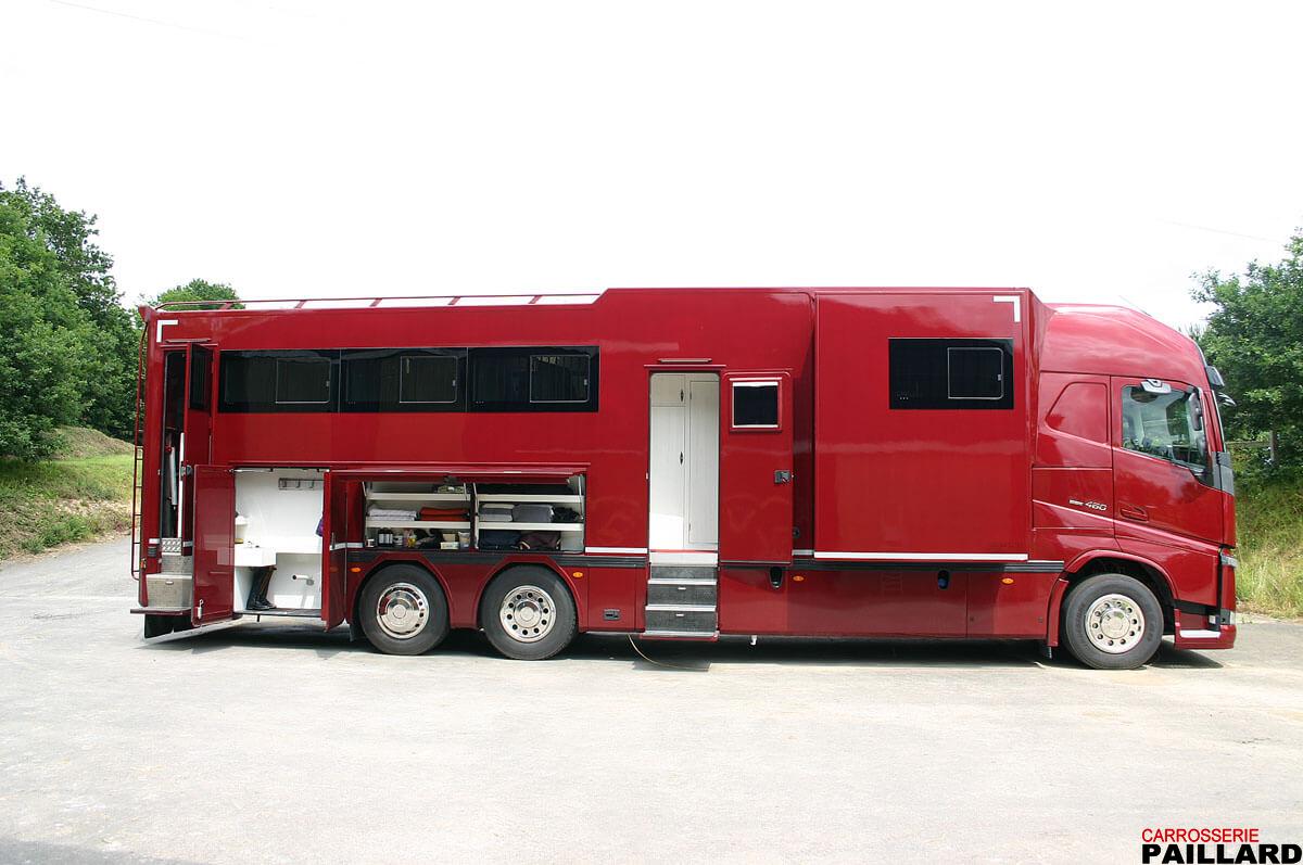Vue extérieure de Camion chevaux poids lourd VOLVO 6×2 pour transporter 7 chevaux, aménagé d’un appartement.