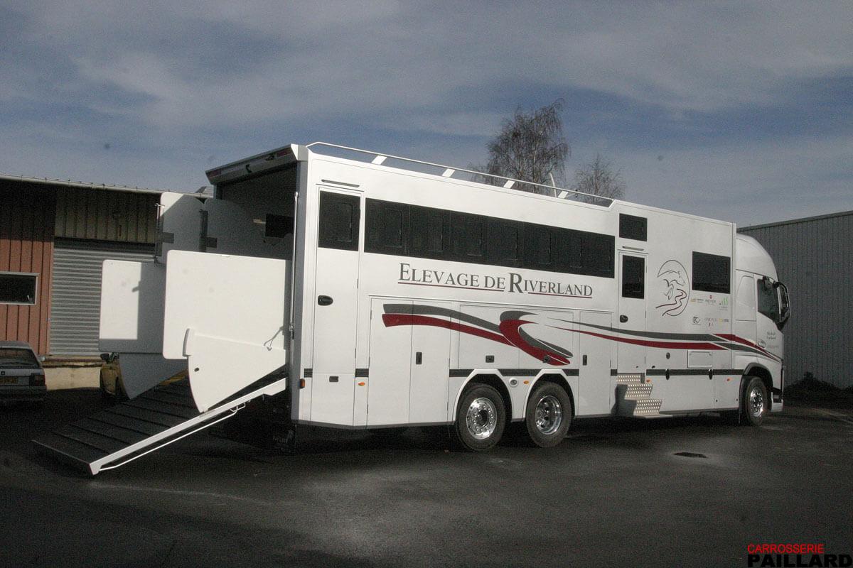 Vue extérieure de Camion chevaux poids lourd VOLVO 6×2 pour transporter 8 chevaux, aménagé d’un appartement.