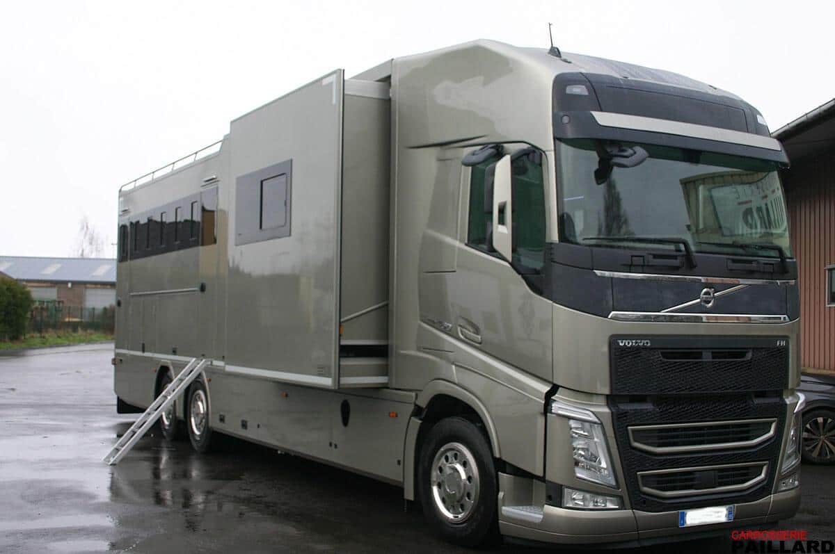 Camion-chevaux Volvo 6×2 argent vu de l’avant