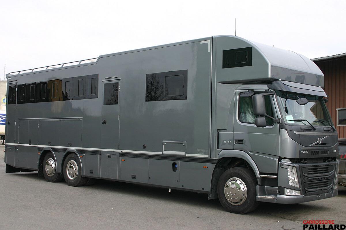 Camion-chevaux Volvo 6×2 gris vu de l’avant