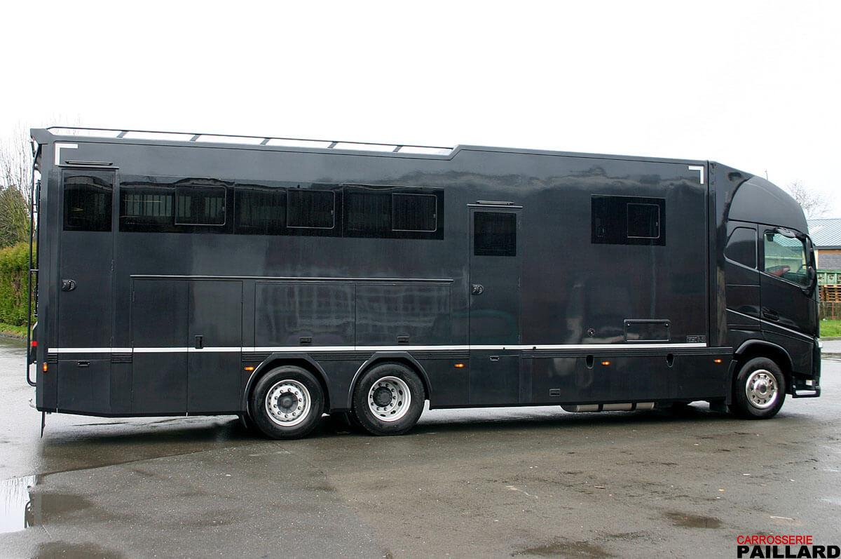 Camion-chevaux Volvo 6×2 noir vu de profil