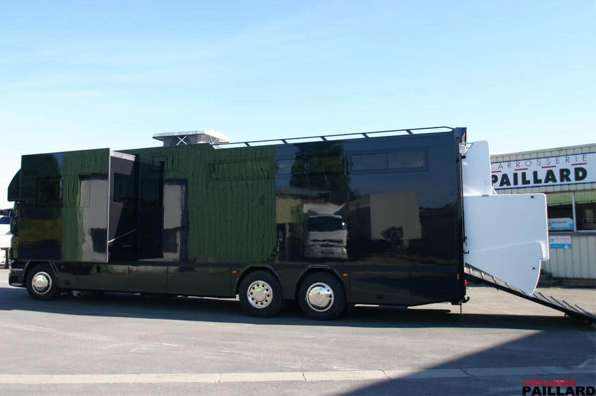 Vue extérieure de Camion chevaux poids lourd SCANIA 6×2, 7 chevaux.