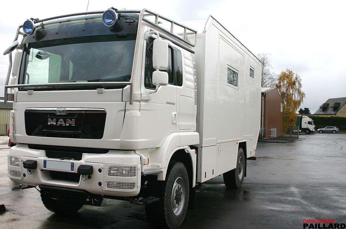 Vue extérieure de Camping-car 4×4 MAN avec Pop-out.