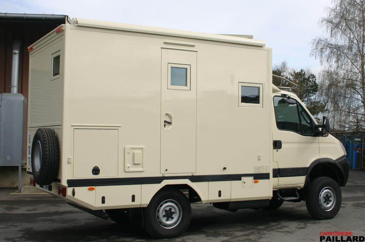 Vue extérieure de Camping-car poids-lourd IVECO Daily 4×4 avec extension à l’arrière.