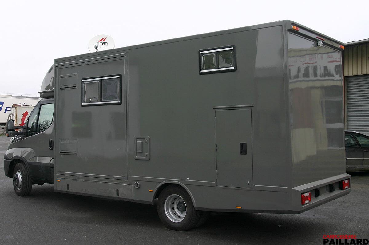 Vue extérieure de Camping-car poids-lourd IVECO Daily avec extension latérale.