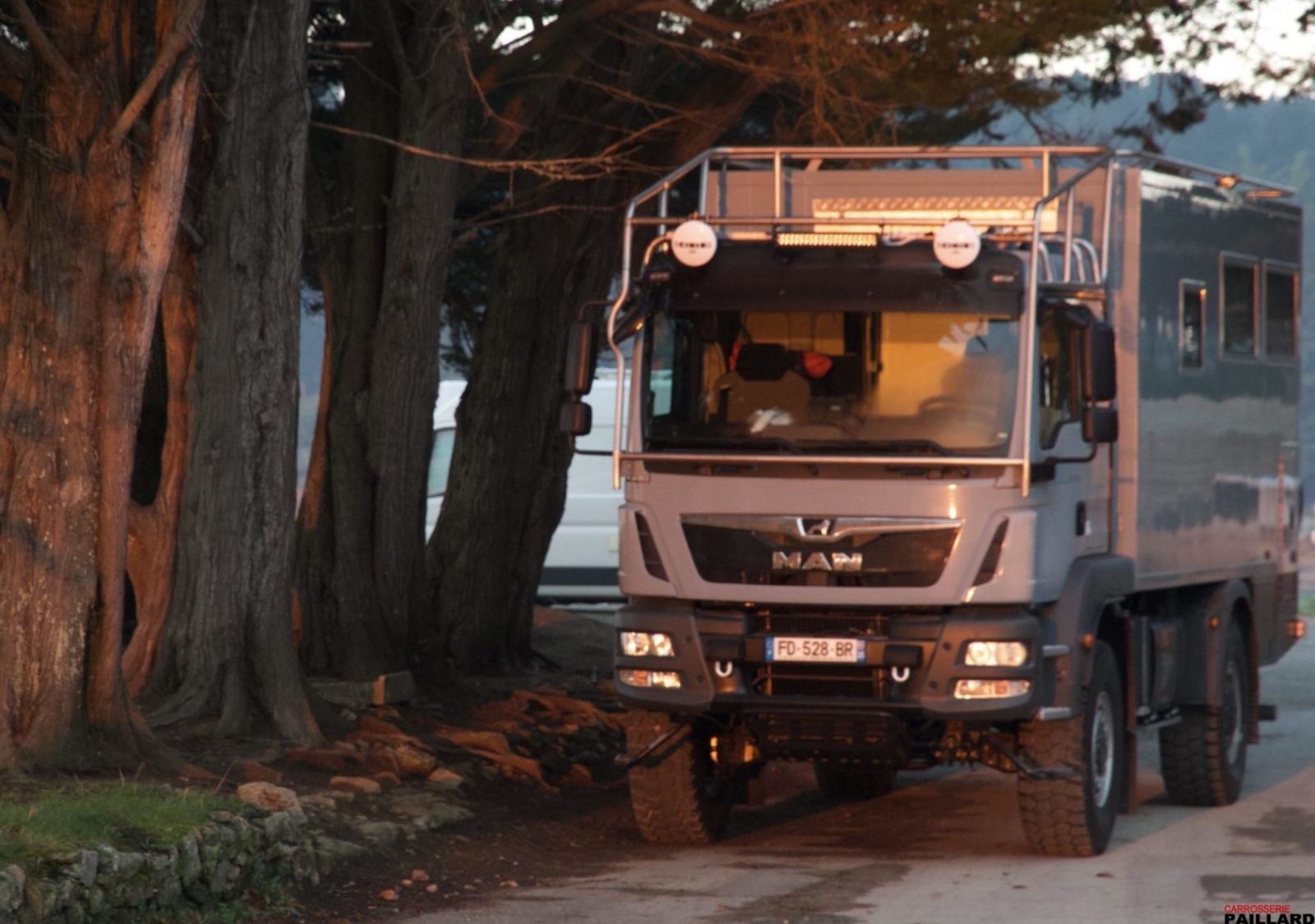 Camping-car MAN TGM 4×4 stationné dans un environnement boisé