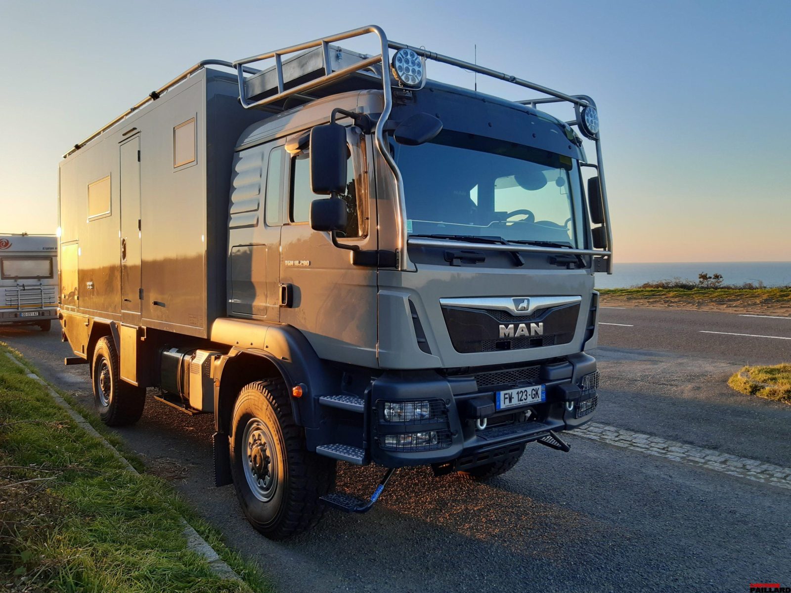 Camping-car d’expédition MAN TGM 4×4 vu de l’avant près du littoral