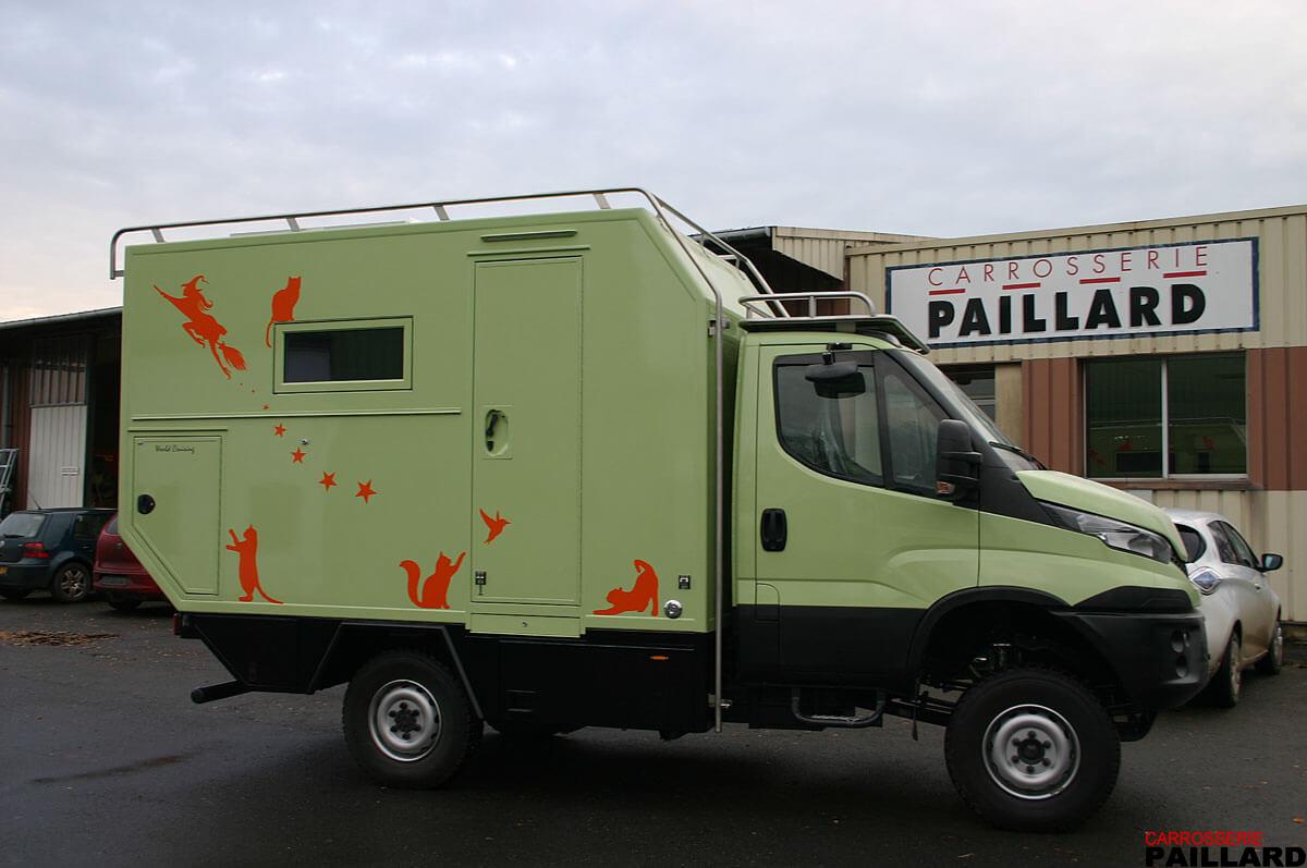 Vue extérieure de Camping-car poids-lourd IVECO Daily 4×4 vert.