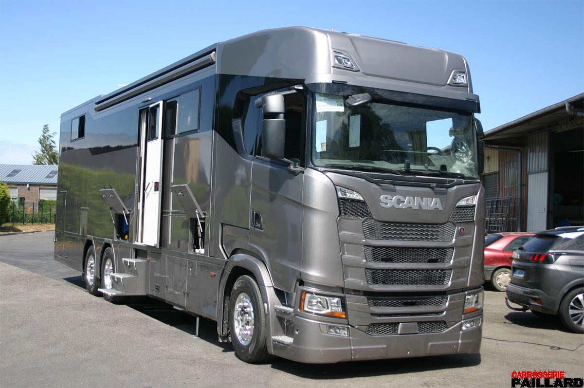 Camping-car poids lourd Scania 6×2 gris vu de l’avant