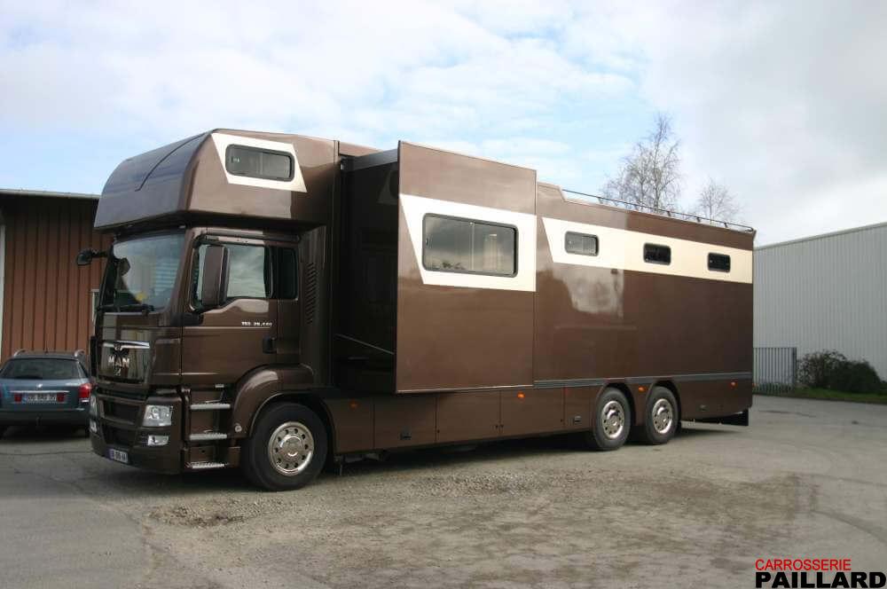 Camion-chevaux MAN 6×2 marron conçu pour le Haras de Hus