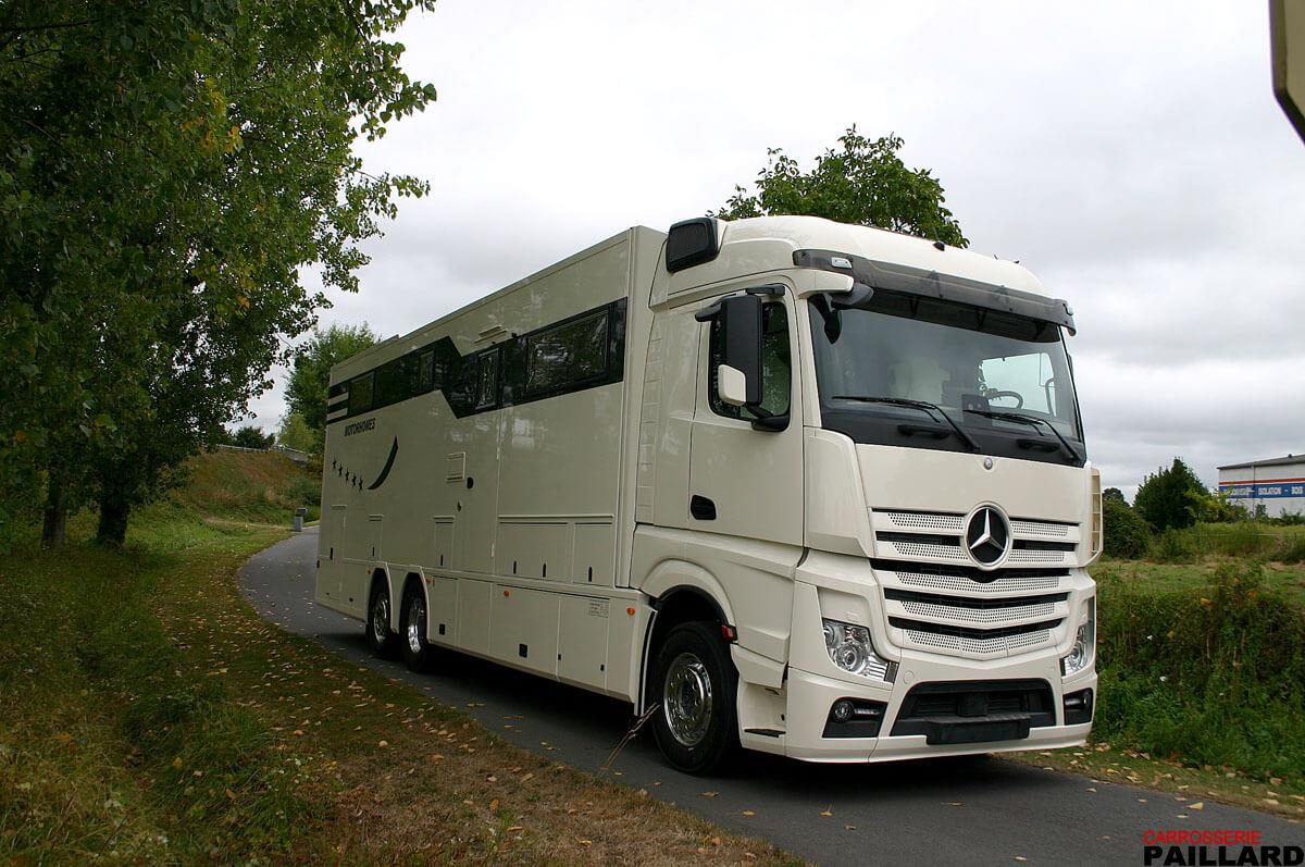 Vue extérieure de Motorhome avec Pop-out.