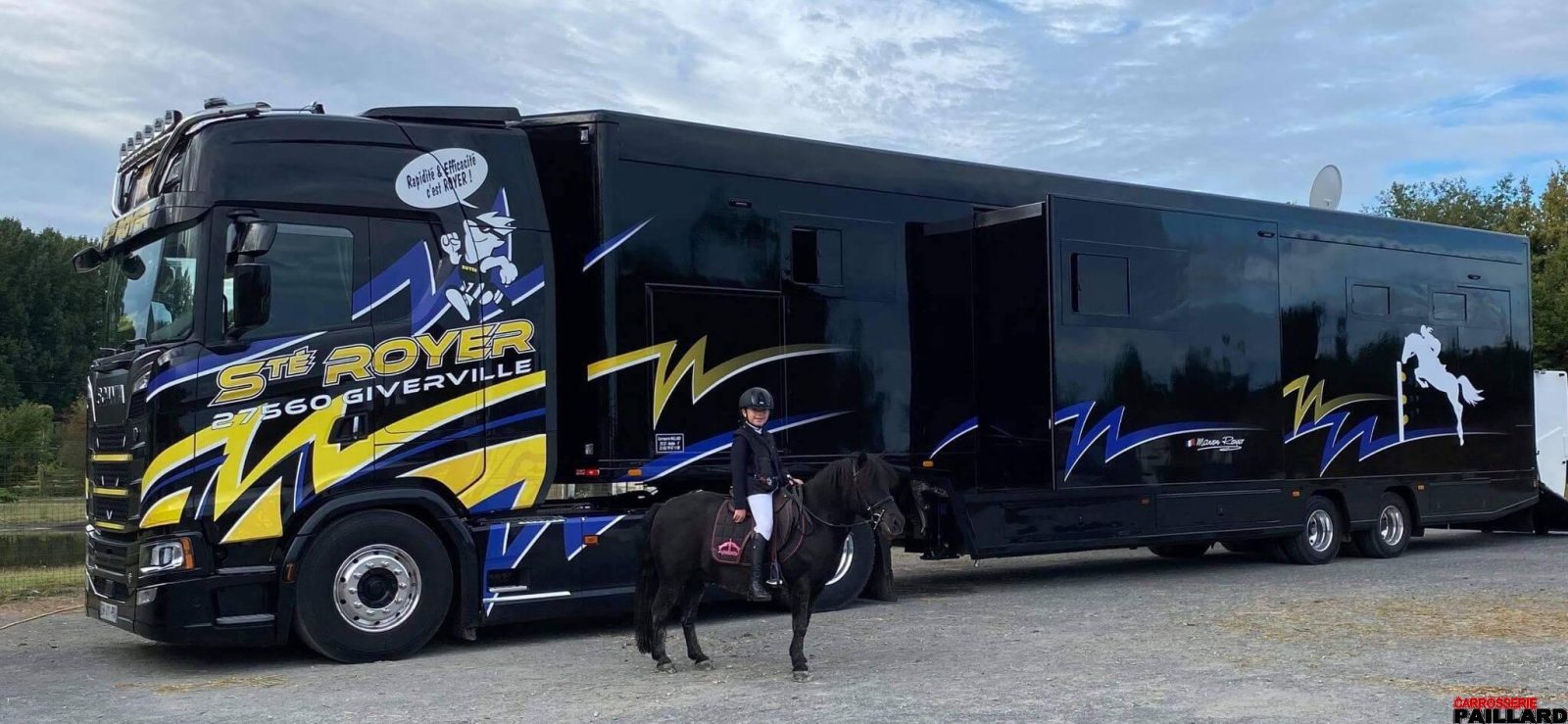 Ensemble routier noir avec semi-remorque aménagée pour cinq chevaux