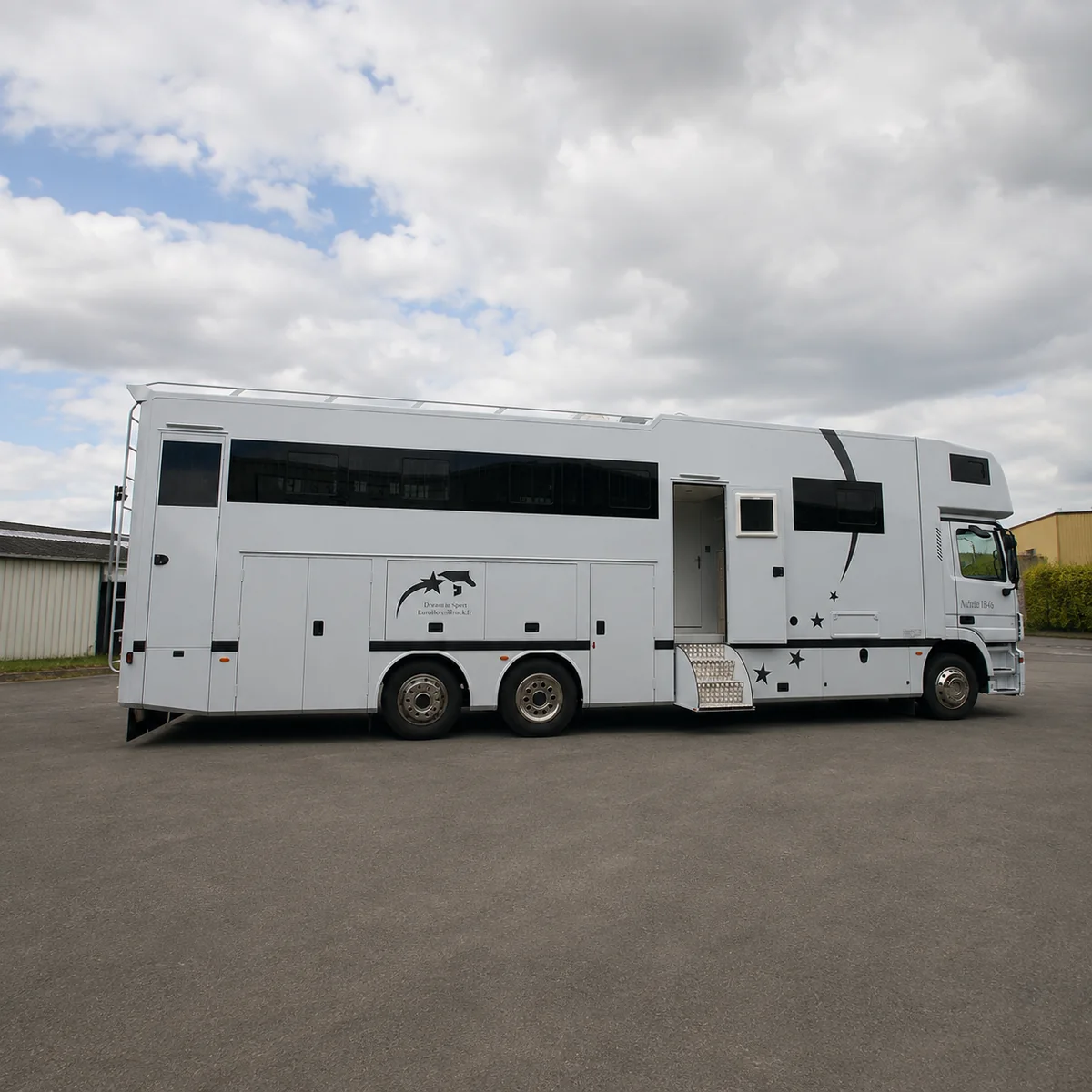 Camion chevaux poids lourd Mercedes Actros 6x2 blanc aménagé pour huit chevaux