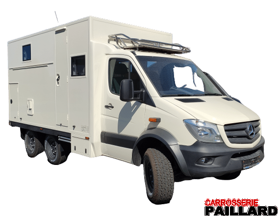 Vue extérieure du camping-car tout-terrain Mercedes Sprinter 6×6 préparé par Oberaigner