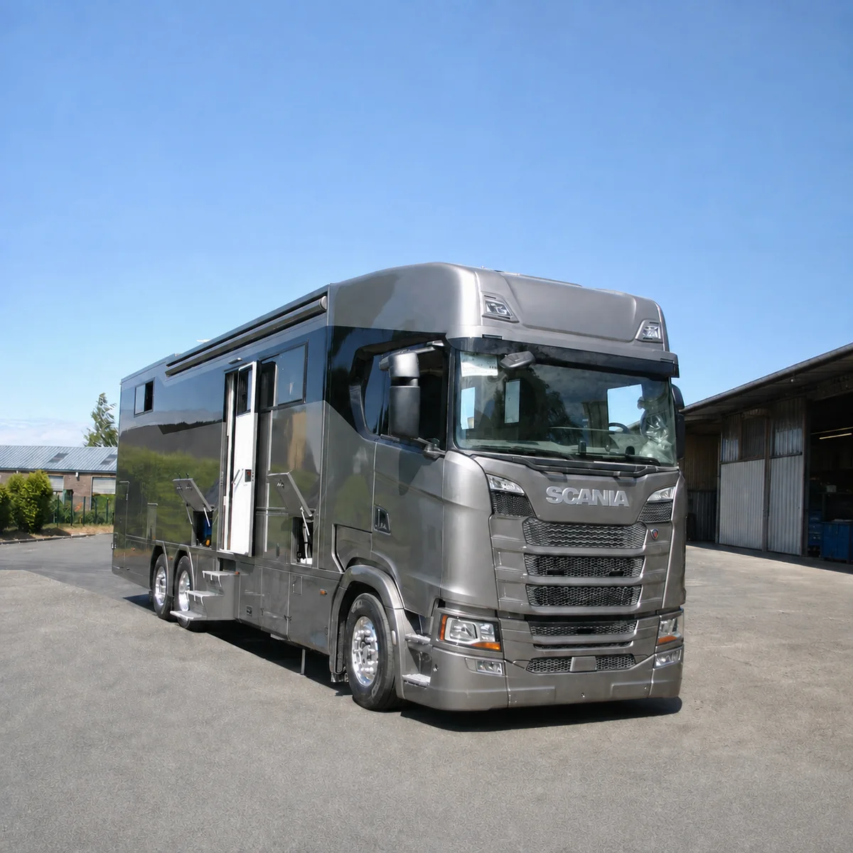 Camping-car poids lourd Scania 6×2 gris avec garage automobile